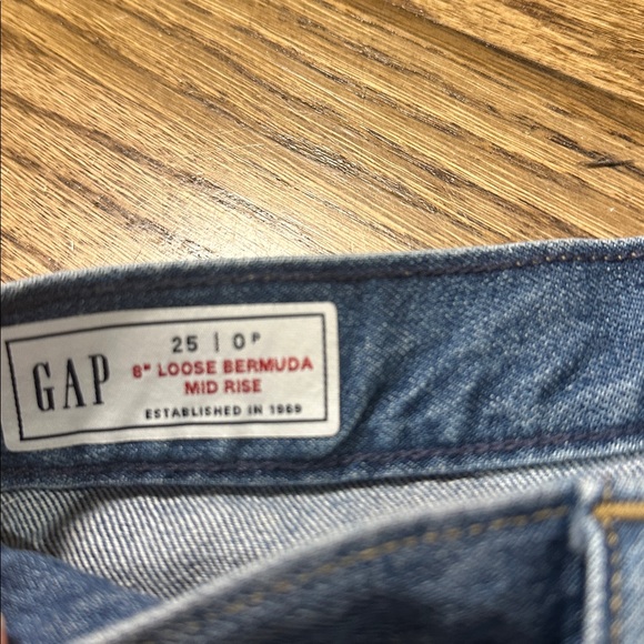 Gap, 8" Mid Rise '90s Loose Denim Bermuda Shorts, Med. Wash, Size 25/0 - Picture 3 of 6